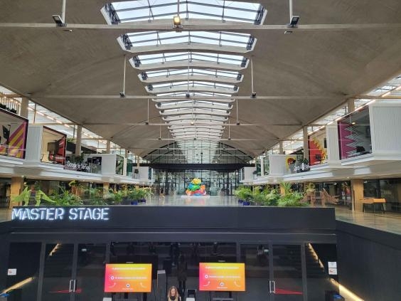 L'espace "Share" à Station F et la structure en béton armé précontraint réalisé entre 1927 et 1929 par l'ingénieur des Ponts Eugène Freyssinet